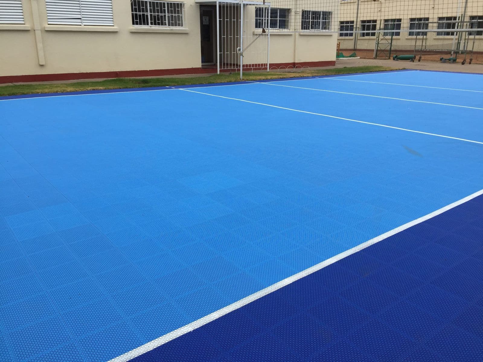 Cancha deportiva de la Academia Politécnica Naval recuperada por Sportflex