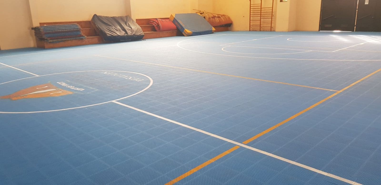 Patio deportivo con piso modular Sportflex en Colegio Pumahue Peñalolén