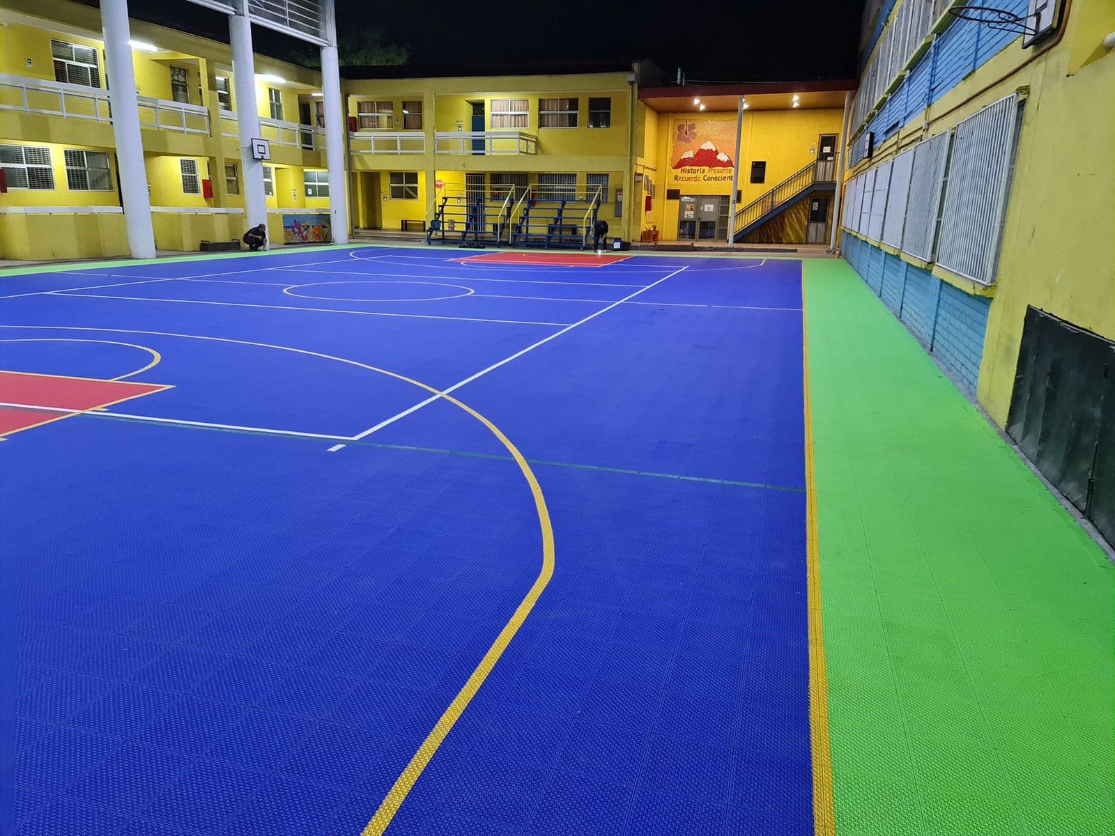 Patio deportivo de la Escuela Reina de Suecia con piso Sportflex