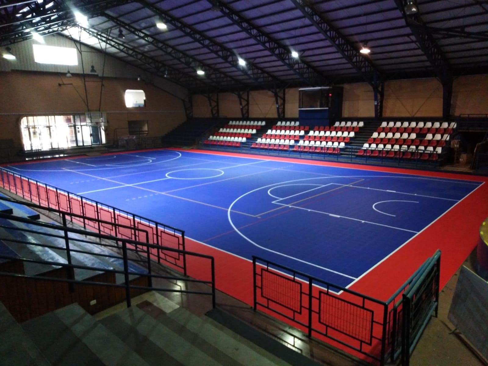 Gimnasio techado con palmetas modulares de polipropileno instaladas por Sportflex