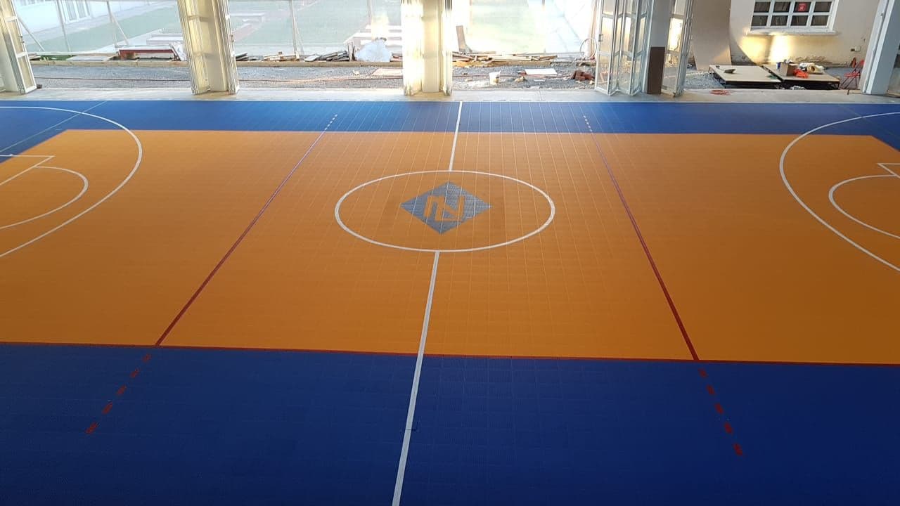 Gimnasio escolar con equipamiento deportivo en el Liceo de Niñas de Rancagua