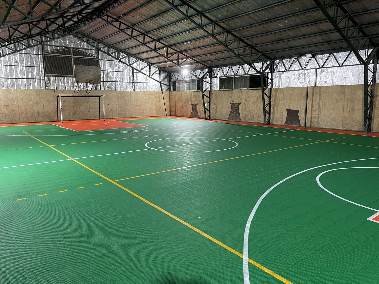Gimnasio techado con palmetas Sportflex en Pitrufquén, Región de La Araucanía