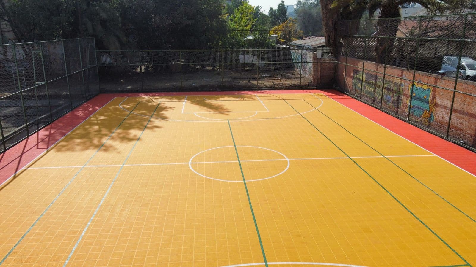 Cancha deportiva de la UMCE con superficie instalada por Sportflex